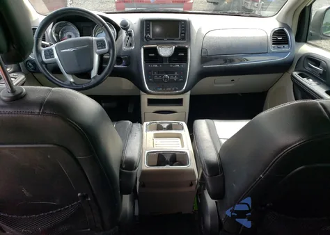 2013 Chrysler Town & Country Touring z USA, uszkodzony, nr VIN 2C4RC1BG2DR720555